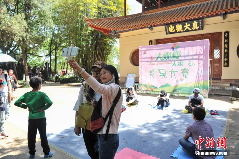 不许动也不许笑 昆明民众比赛“发呆”