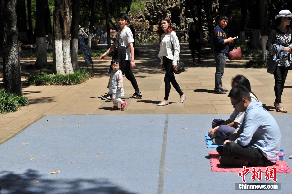 不许动也不许笑 昆明民众比赛“发呆”