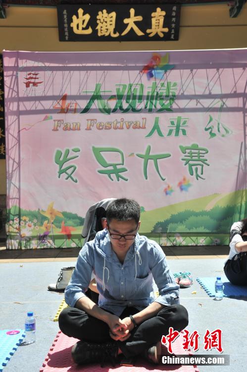 不许动也不许笑 昆明民众比赛“发呆”