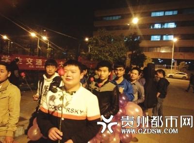 采矿专业46名男生为全班唯一女生过生日