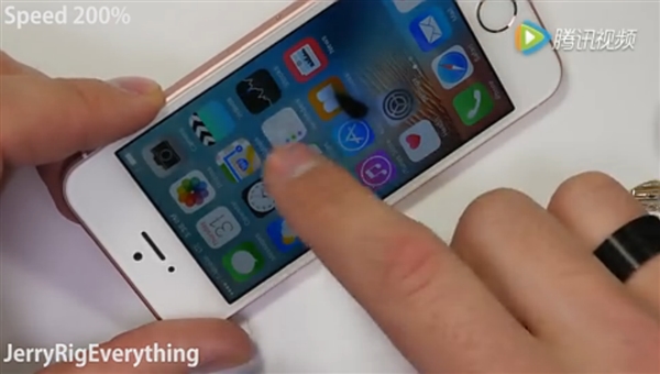 打火机烧iPhone SE屏幕 结果很意外