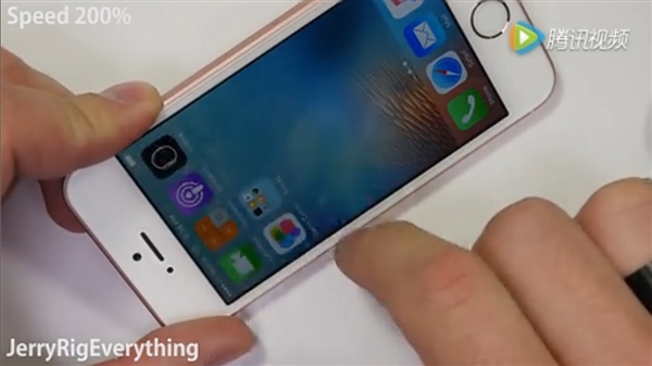 打火机烧iPhone SE屏幕 结果很意外