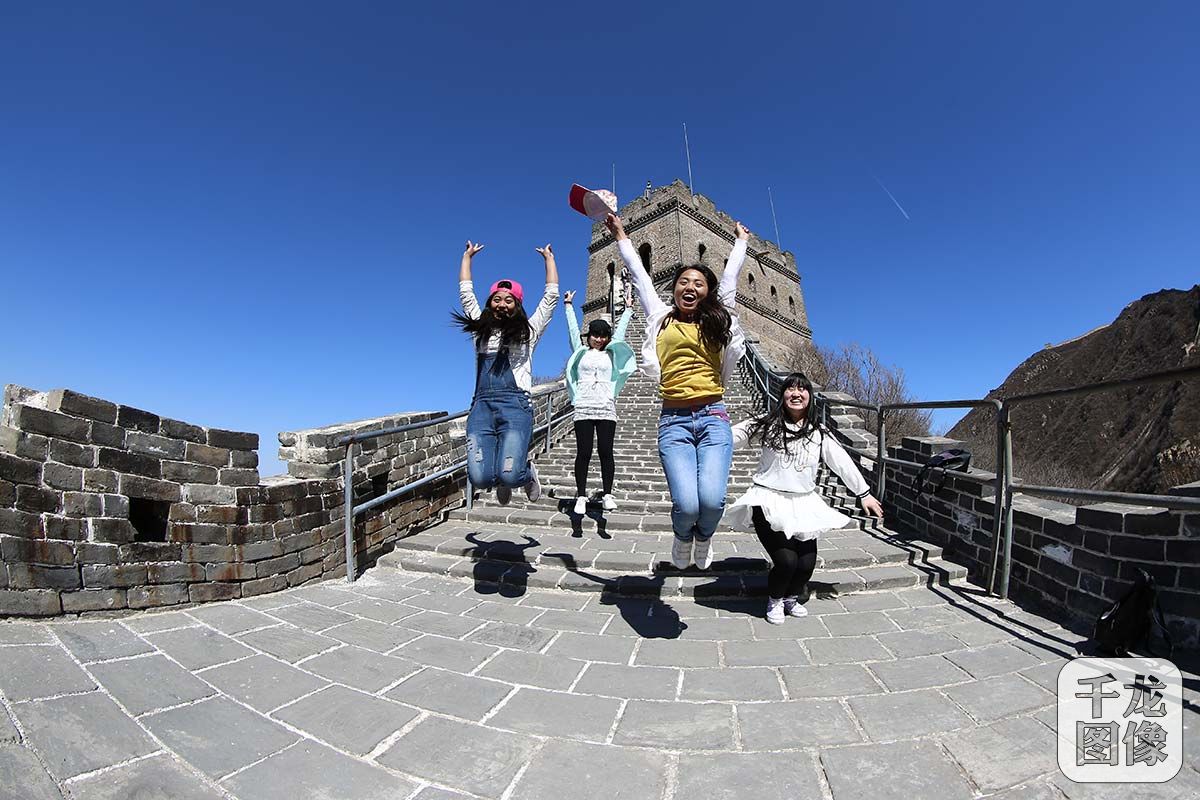 [千龙图像看北京]游人八达岭古长城感受历史沧