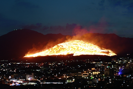 日本举行壮观“扇山火祭”赤焰火龙染群山（图）
