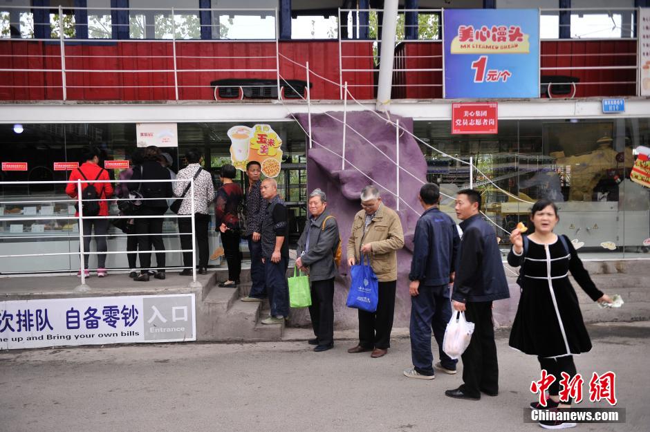 重庆一商家卖35厘米长大馒头 八年不涨价依旧卖1元