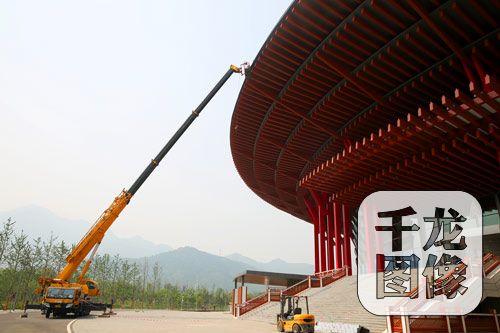图为会展中心外部施工