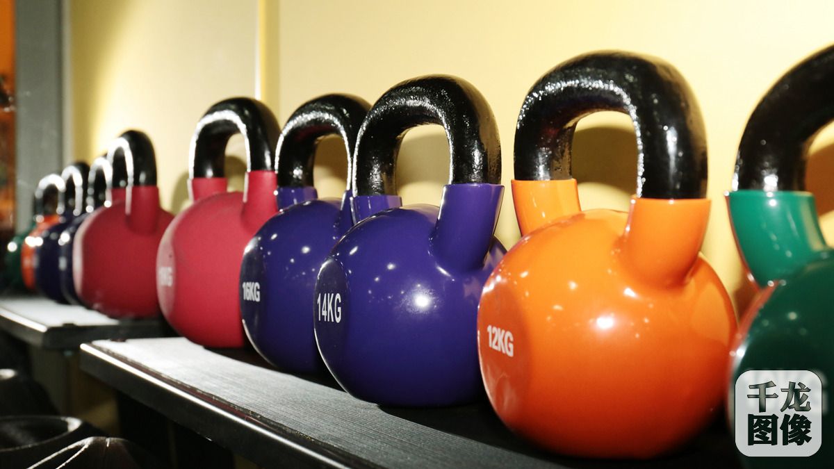 经过改良的上古健身神器--壶铃,除了能做常规