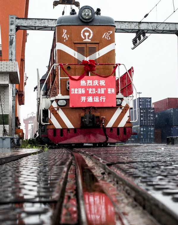 4月6日，开往法国里昂的货运班列即将从武汉吴家山铁路中心站驶出。 新华社记者肖艺九摄
