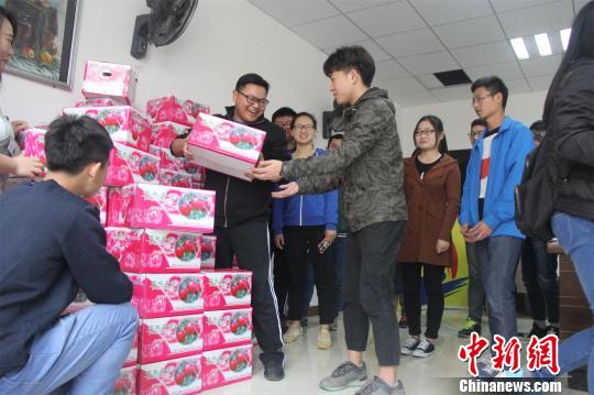 “文明寝室”学生排队领取奖品。　肖亚慧 摄
