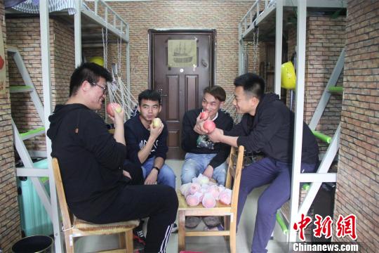 “文明寝室”宿舍成员一起吃苹果。　肖亚慧　摄