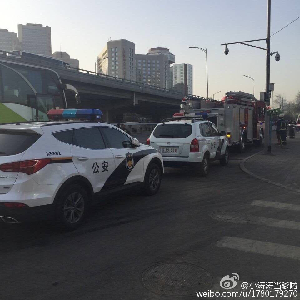 现场附近警车和消防车