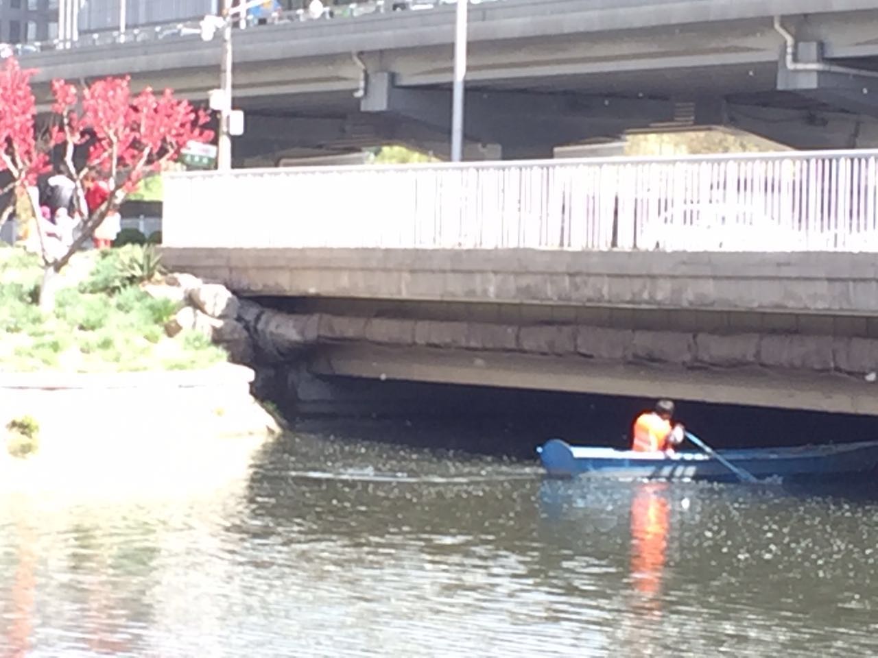 消防员和公安在河边打捞尸体