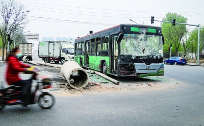 僵尸公交车停在路口，容易阻碍交通 摄/实习生 杨浩东