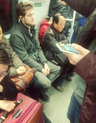 地铁萌笑男生走红 盘点那些帅气逼人的地铁帅哥