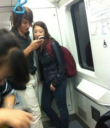 地铁萌笑男生走红 盘点那些帅气逼人的地铁帅哥