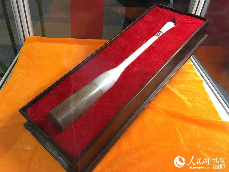 4月8日，北京戴月轩举办的&ldquo;戴月轩百年翰墨缘&rdquo;回顾展将亮相(2016) 第三十七届全国文房四宝艺术博览会，展期一共四天，展位在北京展览馆2号厅100&mdash;105号。 人民网 鲍聪颖摄