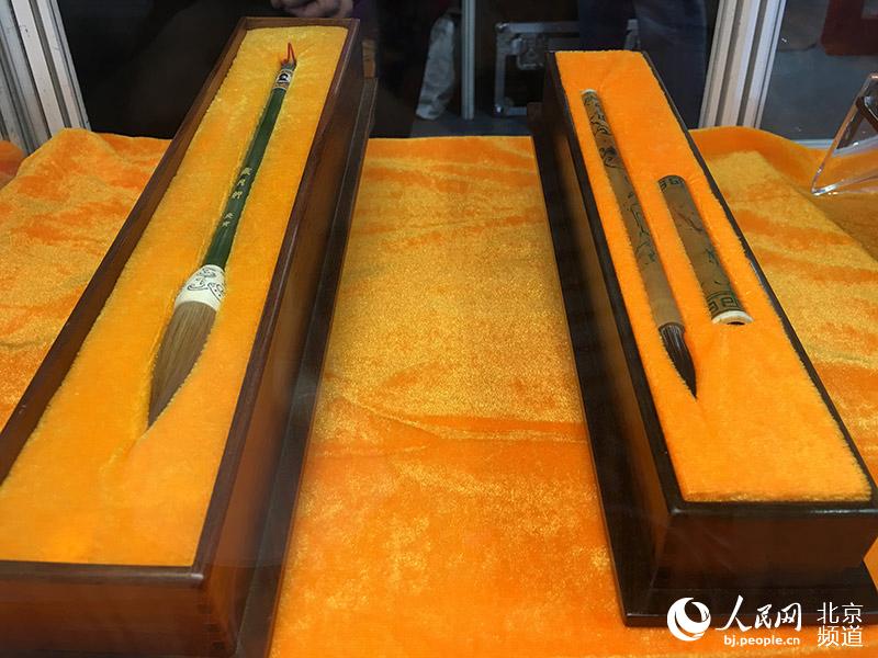 4月8日，北京戴月轩举办的&ldquo;戴月轩百年翰墨缘&rdquo;回顾展将亮相(2016) 第三十七届全国文房四宝艺术博览会，展期一共四天，展位在北京展览馆2号厅100&mdash;105号。 人民网 鲍聪颖摄