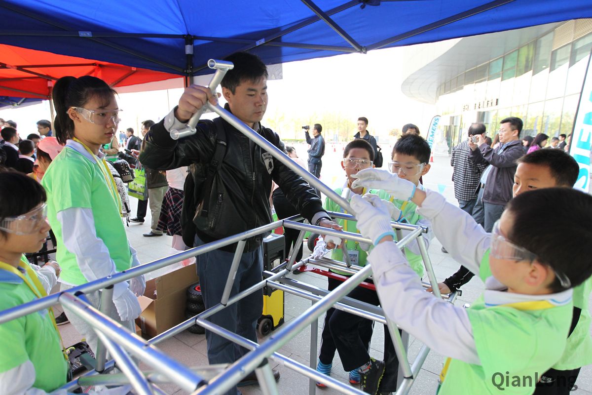 4月9日，东城区教育研修学院与中国汽车工程研究院在北京汽车博物馆举办主题为“学院制”教育供给侧综合改革活动。北京市东城区青少年学院--中国汽车工程研究院，共同启动--Greenpower China 创新教育合作项目。来此英国、美国的教育代表和西门子公司代表，教育部、中国科协以及市区领导、东城区29所市级科技示范校科技主管，以及首批6所项目校的师生参加了此次活动。图为师生们设计并组装车辆。徐鹏摄BK2E1287