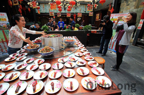 美食节开幕当天，食客在虾宴