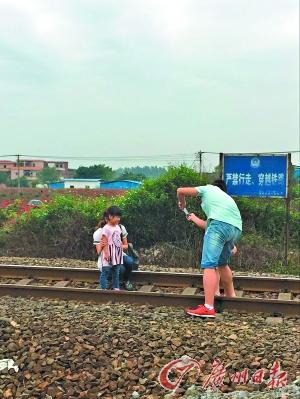 少女花海自拍撞亡 网友：珍爱生命远离“铁轨文艺”（图）