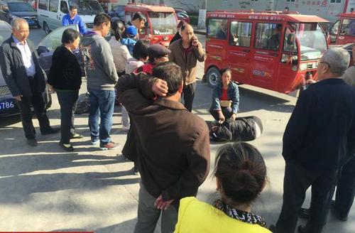  开车门撞倒女孩  女孩痛苦倒地被送医-千龙网·