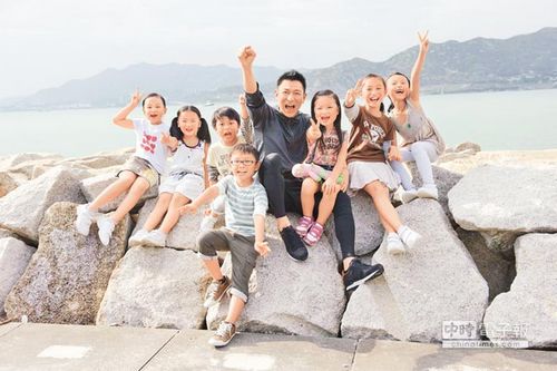刘德华（中）平常就很爱小孩子，自从生了女儿后更是个好爸爸。台湾《中国时报》资料照片