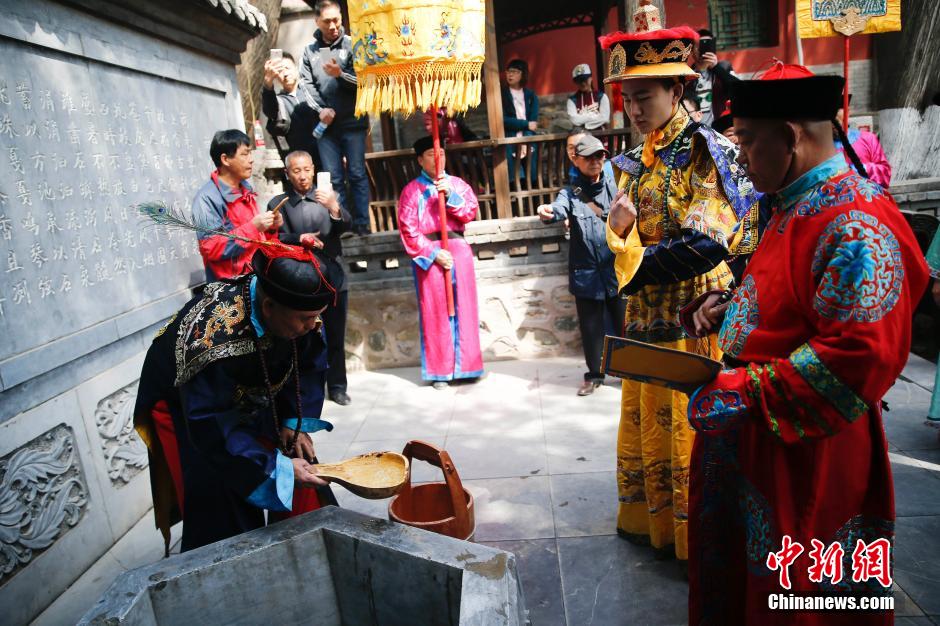 北京八大处古泉井开井 “皇帝”祭拜龙王