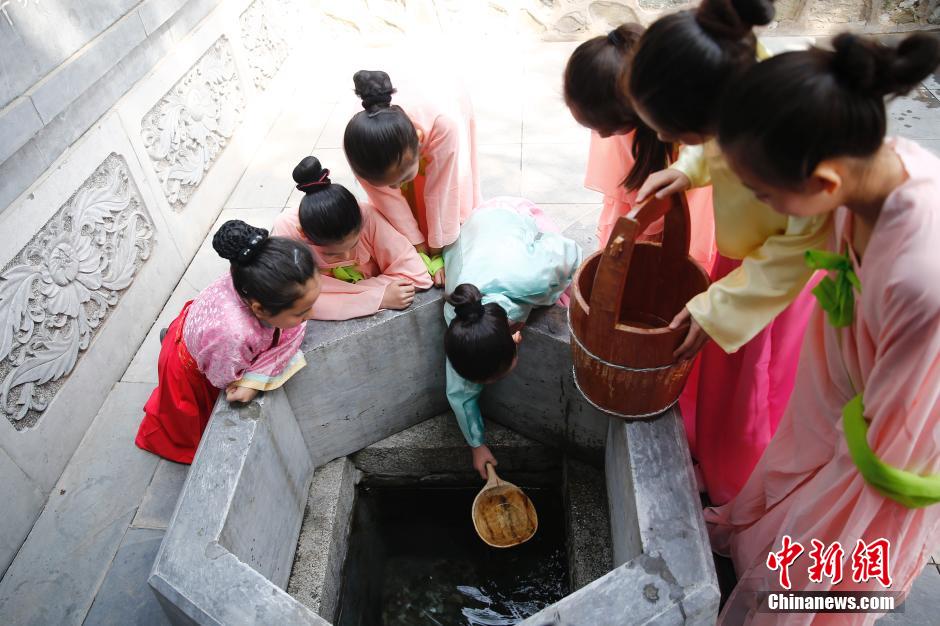 北京八大处古泉井开井 “皇帝”祭拜龙王