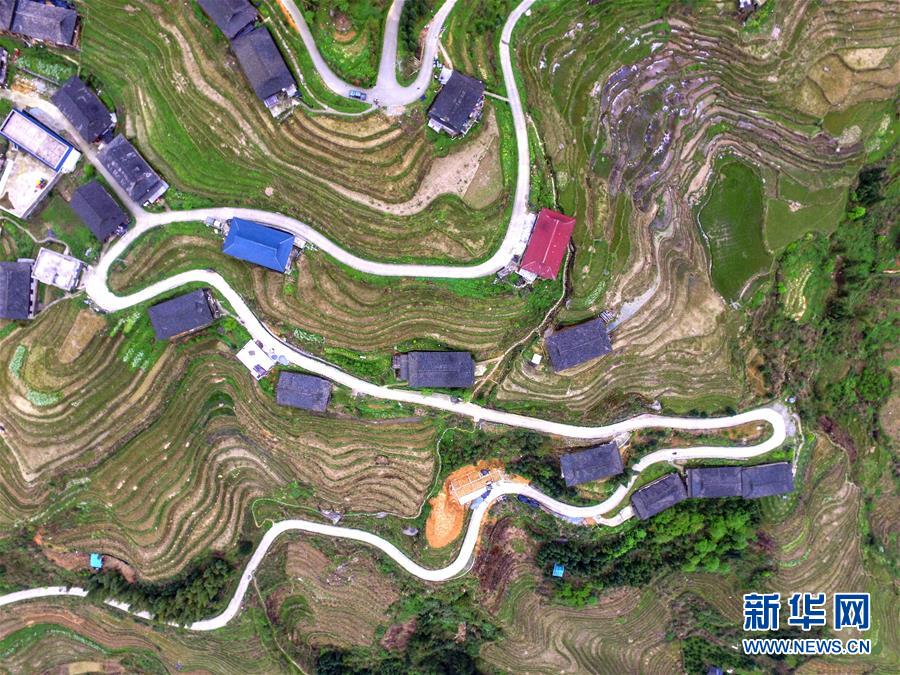 航拍下的广西桂林乡间公路山舞银蛇美如画-