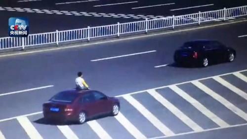 家长带孩子高速上拍照兜风 半个身子