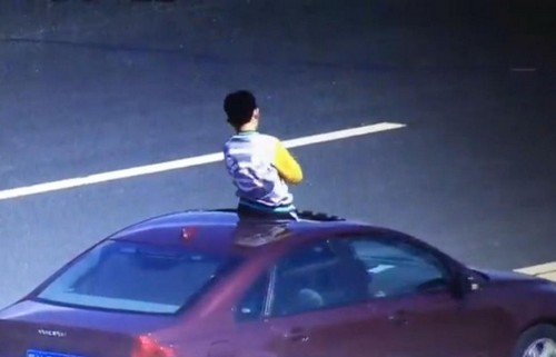 家长带孩子高速上拍照兜风 半个身子