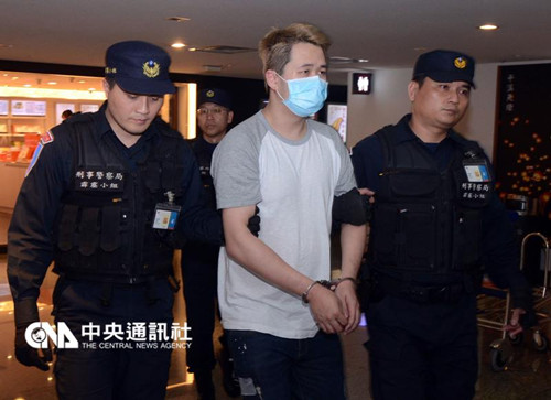 香港封尸案3名潜逃男子搭机返港戴手铐低头不语
