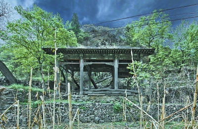 倒塌前的老戏楼 吴晓平摄