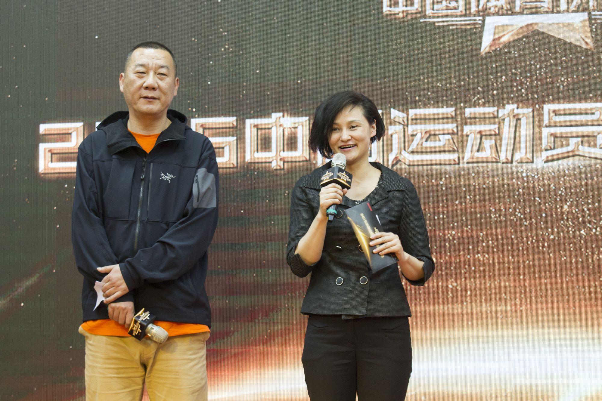 前奥运跳水冠军高敏（右）接受采访