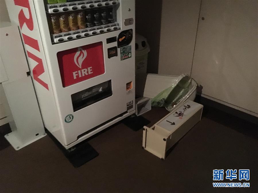 这是4月16日在日本九州熊本县一家酒店拍摄的震落在地上的物品。当地时间16日1时25分（北京时间0时25分），日本九州熊本县熊本市发生7.1级地震，震源深度约10公里。 新华社记者 刘天 摄