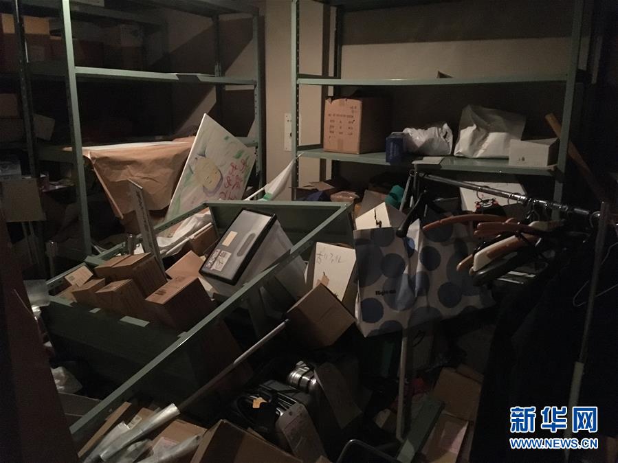 这是4月16日在日本九州熊本县一家酒店拍摄的散落的物品。当地时间16日1时25分（北京时间0时25分），日本九州熊本县熊本市发生7.1级地震，震源深度约10公里。 新华社记者 刘天 摄