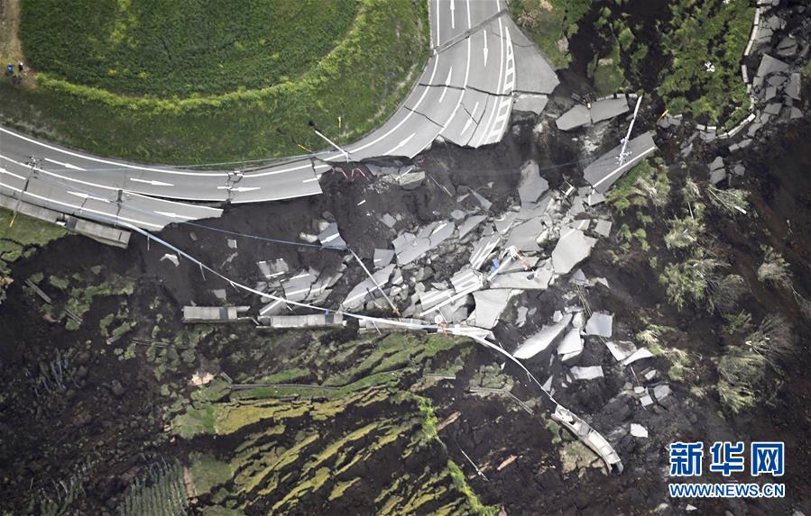  4月16日，在日本九州熊本县，地震引发的泥石流将道路毁坏。据日本媒体报道，日本九州地区16日凌晨发生的7.3级地震已经造成至少15人死亡、逾千人受伤。 新华社/美联