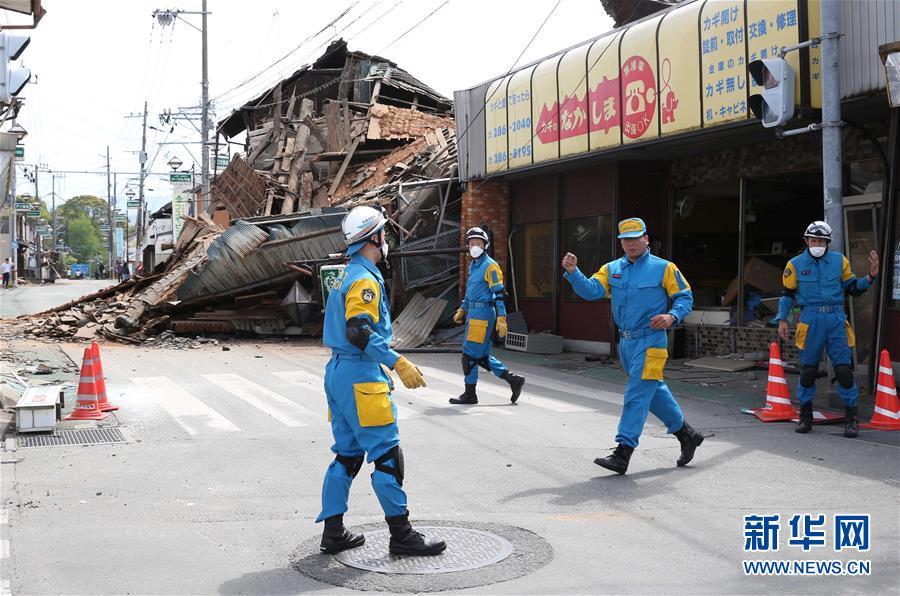 4月16日，救援人员在日本熊本县益城町街头忙碌。据日本媒体报道，日本九州地区16日凌晨发生的7.3级地震已经造成至少15人死亡、逾千人受伤。随着灾情明朗，伤亡人数可能仍将上升。新华社记者 刘天 摄