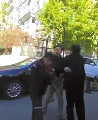 顺丰快递小哥剐蹭轿车遭掌掴-千龙网·中国首