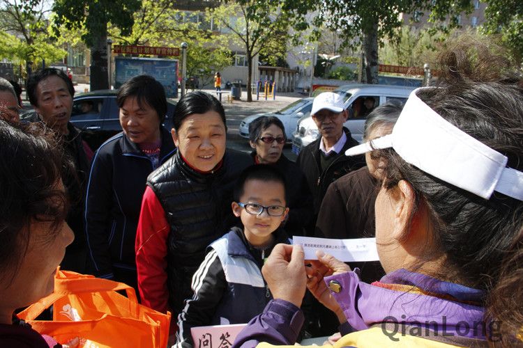 市民踊跃参与答题互动，赢取奖品。千龙网记者 刘睿盈摄
