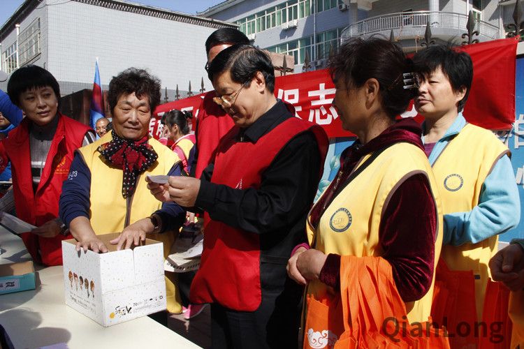 北京市慈善义工协会工作人员在问答区。千龙网记者 刘睿盈摄