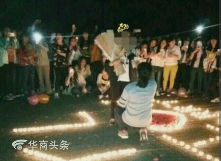 高校女生下跪向另一女生求婚 校领导：女多男少
