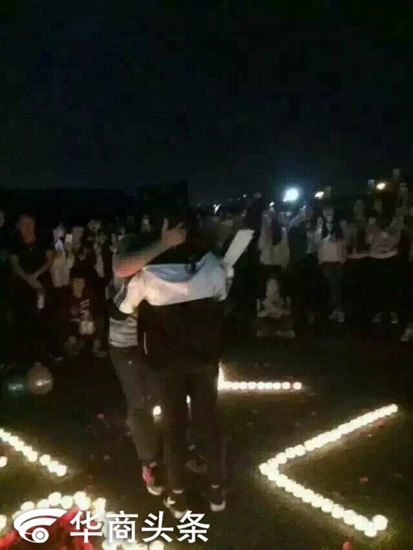 高校女生下跪向另一女生求婚 校领导：女多男少