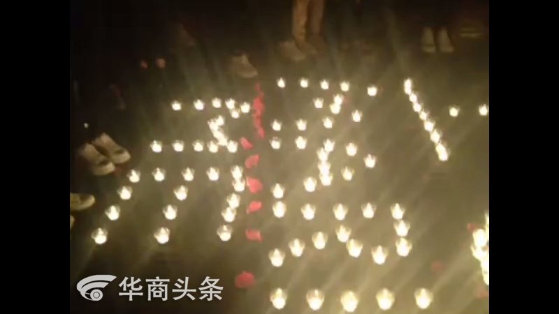 高校女生下跪向另一女生求婚 校领导：女多男少