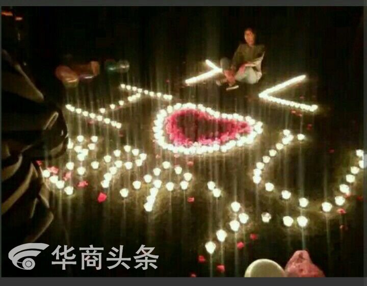 高校女生下跪向另一女生求婚 校领导：女多男少