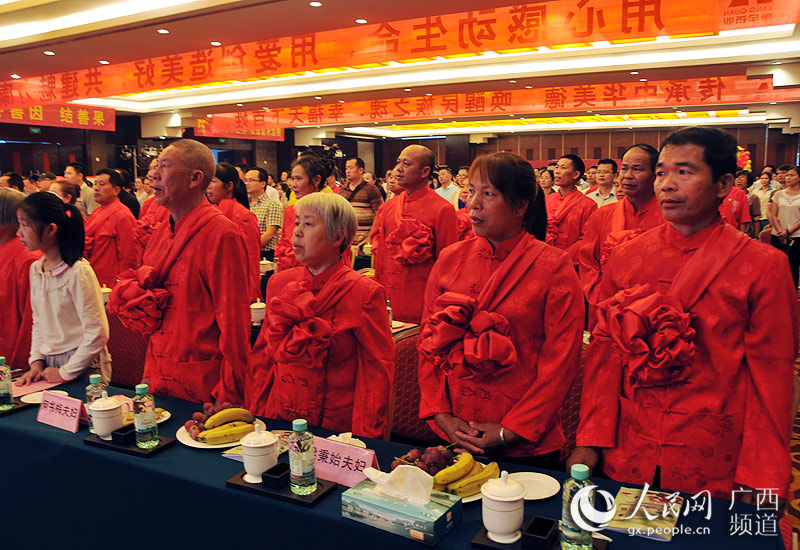 图为被邀请到现场参加表彰会的员工父母（人民网 张红璐/摄）