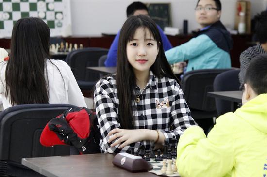 美丽与智慧并存！16岁国象美少女吸睛
