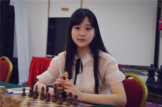 美丽与智慧并存！16岁国象美少女吸睛