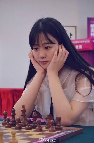 美丽与智慧并存！16岁国象美少女吸睛