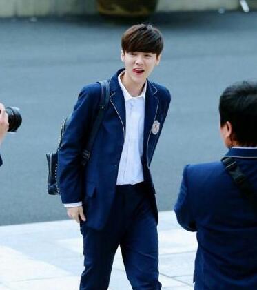 鹿晗重返十七岁唱儿歌 温柔声线酥化一片迷妹